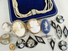 ASSORTED JEWELLERY to include cameo brooches, Adams jasperware brooch, three vintage buttons, a