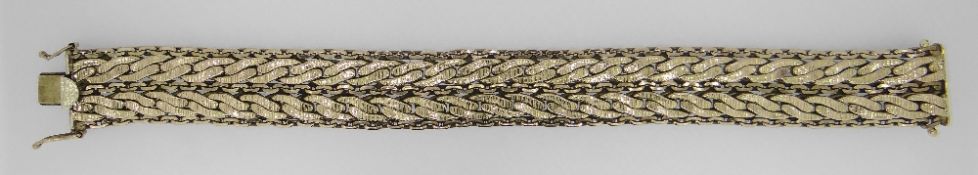 9CT YELLOW GOLD CHUNKY BRACELET HAVING CHAIN DESIGN BORDER, 21cms long, 40.2 grams. Condition