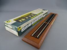 MODEL RAILWAY - Wrenn W6101C limited edition parlour car No 83, complete with plinth, nameplate,