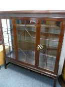 EXCELLENT EDWARDIAN MAHOGANY THREE-DOOR DISPLAY CABINET with blind fret front detail, 153cms high