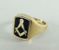 9CT GOLD & ENAMEL MASONIC REVERSIBLE GENTS RING, with engraved initials 'RJM', 7.4gms.