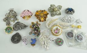 ASSORTED COSTUME JEWELLERY to include mainly brooches of various designs