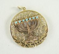 YELLOW METAL SAPPHIRE & TURQUOISE SET REVOLVING 'ISRAEL' PENDANT, 5.4gms.