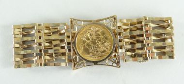 9CT GOLD SEVEN BAR GATE BRACELET SET WITH 1968 GOLD SOVEREIGN having 9ct gold heart shaped