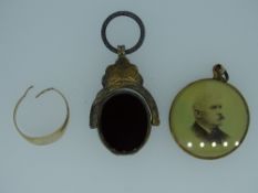 NINE CARAT GOLD CIRCULAR PERSONAL PHOTO PENDANT, a bloodstone/agate swivel fob in a non-gold frame