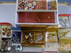 9CT GOLD, SILVER, VINTAGE & LATER COSTUME JEWELLERY to include a 9ct circular locket on yellow metal