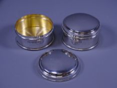CIRCULAR LIDDED SILVER TRINKET POTS, 6cms diameter with gilt interiors, 5.3 ozs, London 1998