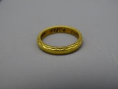 EIGHTEEN CARAT GOLD WEDDING BAND, 3.6grms gross
