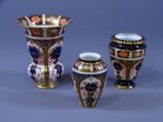 THREE ROYAL CROWN DERBY 1128 PATTERN VASES, 8.5cm, 9cm and 11.5cm heights