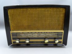VINTAGE PHILCO RADIO, CIRCA 1950 brown Bakelite Valve Radio, Model No A3650, 40cms W