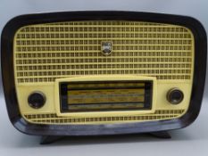 VINTAGE ULTRA RADIO Model No U930, 28cms H, 42cms W, 18cms D