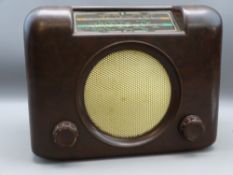 VINTAGE BUSH RADIO Model No DAC90A, brown Bakelite 1949 valve radio, 30cms W