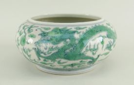 CHINESE DOUCAI PORCELAIN BRUSHWASHER decorated with two confronting five-clawed green dragons