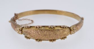 9CT YELLOW GOLD FLORALLY ENGRAVED LADIES BANGLE, 7.6gms, internal diameter size when closed is 60mm