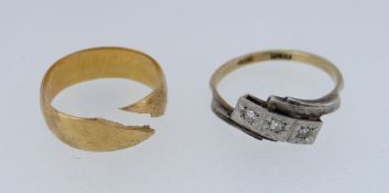 22CT YELLOW GOLD WEDDING BAND (4.4GMS) together with 18ct gold and platinum three stone diamond ring