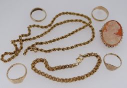 ASSORTED 9CT GOLD JEWELLERY to include four rings, engraved pendant, cameo brooch and bracelet and