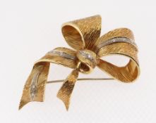 18CT (750) GOLD BOW DESIGN BAR BROOCH set with nine small diamonds, 14.7gms