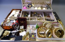 VINTAGE & LATER COSTUME JEWELLERY ETC including a Victorian pinchbeck gate-link bracelet, a good