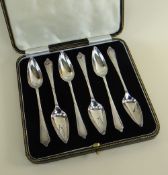CASED SET OF SIX SILVER GRAPEFRUIT SPOONS OF POINTED FORM, BIRMINGHAM 1939, Roberts & Dore, 133.