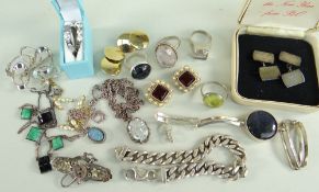 ASSORTED JEWELLERY comprising pair of boxed silver cufflinks, silver oval ring design brooch, silver