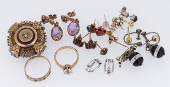 ASSORTED JEWELLERY comprising yellow metal seed pearl bar brooch, two 9ct gold rings one set with