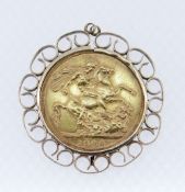 VICTORIAN GOLD SOVEREIGN, 1900, in 9ct gold scroll mount, 9.9gms