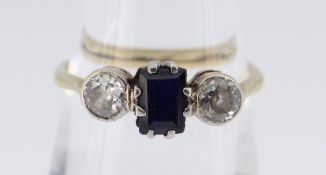 18CT GOLD & PLATINUM DIAMOND & SAPPHIRE RING, the central rectangular sapphire flanked by two