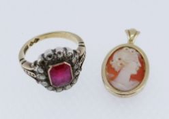 18CT GOLD RUBY CLUSTER RING & 9CT GOLD CAMEO PENDANT (2)