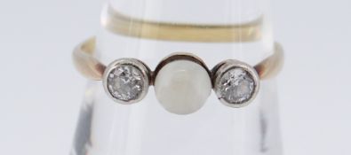 YELLOW METAL THREE STONE RING, the central semi-precious stone flanked by two diamonds (0.20cts