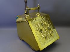 EXCELLENT POLISHED BRASS VINTAGE COAL SCUTTLE WITH SCOOP