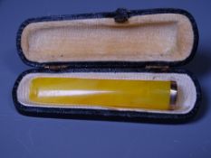 VINTAGE CASED AMBER & PRESUMED GOLD BANDED CIGARETTE HOLDER, the case marked 'Ambre Pur', 4.8gms