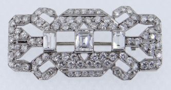 AN EXCELLENT ART DECO DIAMOND BROOCH, 4.3cts combined visual estimate consisting of 98 stones set
