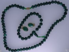 A MALACHITE NECKLACE ENSEMBLE - a round bead necklace with yellow metal screw link, a bracelet and