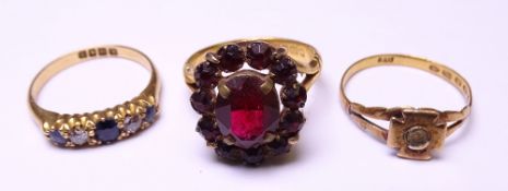 THREE 18 & 22CT GOLD RINGS to include an 18ct diamond and blue Sapphire dress ring, size O, 3.