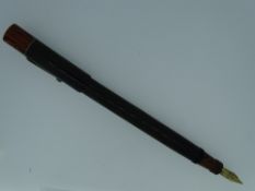 BLACK & RED RIPPLE DE LA RUE 'THE NEW SWIFT' FOUNTAIN PEN - Vintage (1920s) Black barrel and cap and