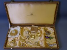 A GOOD MIXED PARCEL OF YELLOW METAL & PEARL BROOCHES and other jewellery in a faux wooden hinge