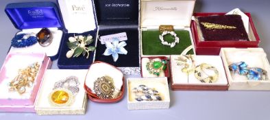 A GOOD PARCEL OF APPROXIMATELY 15 DECORATIVE BROOCHES