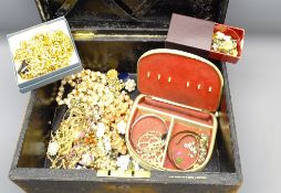 JEWELLERY BOX WITH SUNDRY ITEMS OF MIXED JEWELLERY