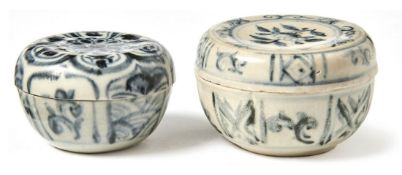 Zwei kleine Deckeldosen für die TeezeremonieAnnam/Vietnam, 15./16. Jh.Leicht bauchige Form mit