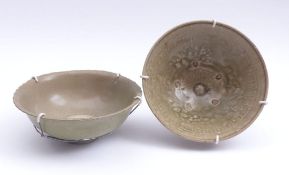 Zwei Seladon-SchalenChina, wohl Song-Dynastie, 960-1.280 n. Chr. oder späterTief gemuldete Formen