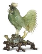 Figur eines Hahns (Tori)Japan, 20. Jh.Vollplastische Figur auf Felsensockel stehend. Grüne Jade,