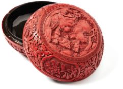 Runde Rotlackdose mit DeckelChina, um 1780Bauchige Form mit umlaufenden floral ornamentierten