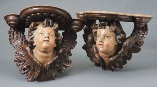 Konsolenpaar18. Jh. und späterAuf vollplastisch geschnitzten, geflügelten Engelsköpfen mit gelocktem