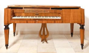 Biedermeier-TafelklavierKitzingen, 1. H. 19. Jh.Querrechteckiger Korpus auf polygonalen, konischen