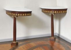 Paar Empire-EckkonsoltischeA. 19. Jh.Auf gestuftem Postament Rundsäule mit ionischem Kapitell, die