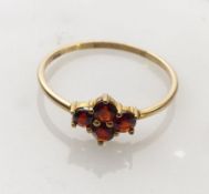 Granatring2. H. 20. Jh.Schmale Schiene, rautenförmige Schauseite besetzt mit vier Granaten von