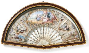 Faltfächer im SchaukastenWohl Frankreich, 18. Jh.Filigran durchbrochen geschnitzte Deck- und