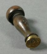 PetschaftM. 19. Jh.Gedrechselter Holzgriff, ovale Siegelplatte mit graviertem Monogramm 