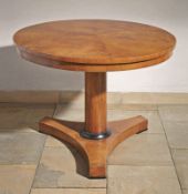 Biedermeier-SalontischSüddeutschland, um 1820/30Dreiseitig eingezogene Standplatte mit