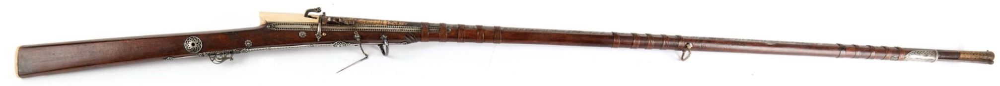 Seltenes Luntenschlossgewehr17./18. Jh.Glatter, gewickelter, teils goldtauschierter Rundlauf mit